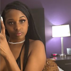 Meet your Posher, Tee